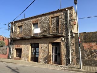 Casa in Vilamacolum. Casa para reformar con terrenos en venta en vilamacolum, alt emp