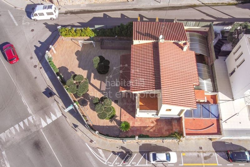Foto 27ab4716-ec62-4234-b036-11a2e23544b1. Casa amb aparcament piscina a Centre Roses