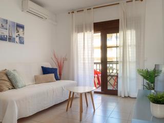 Apartament  Avenida montgó. Piso de tres dormitorios en el centro de riells, lescala.