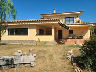 Xalet a Peralada. Casa con piscina en venta en el golf de peralada