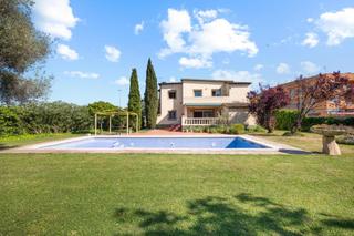 Chalet  Carrer de sant antoni. Villa con gran jardn de 1500m2 y piscina de 70m2 a 100m del cen