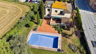 Chalet  Carrer de sant antoni. Villa con gran jardín de 1500m2 y piscina de 70m2 a 100m del cen