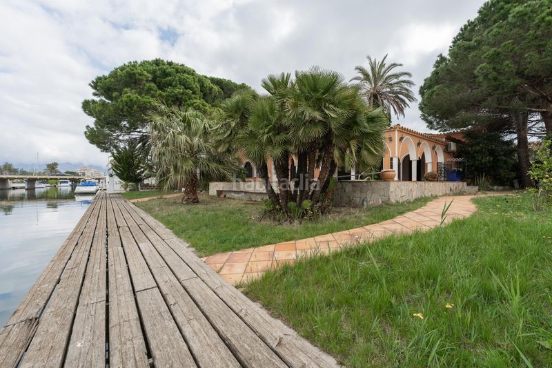 Foto 588f4ecd-6510-46ae-8ee8-58c0bf37611c. Casa amb piscina a Requesens Empuriabrava