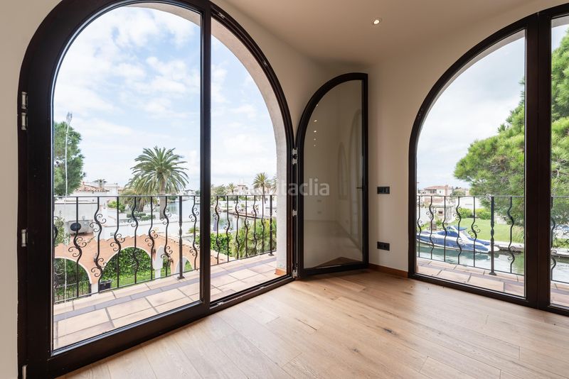 Foto 9b50817f-1337-4a32-b420-cffdd38929ff. Casa amb piscina a Requesens Empuriabrava