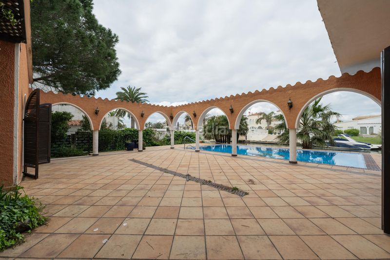 Foto adbaa8ba-4eb8-46ae-a6eb-add0cbb30828. Casa amb piscina a Requesens Empuriabrava