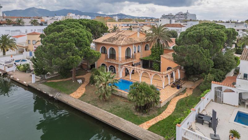 Foto c220c868-0e1e-4778-b16f-6e885d09621d. Casa con riscaldamento piscina in Requesens Empuriabrava