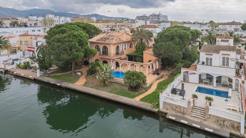 Foto d6cde1a5-dd01-4672-b767-816124586791. Casa amb piscina a Requesens Empuriabrava