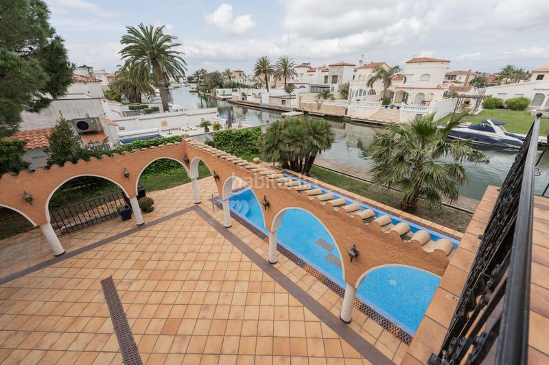 Foto f5827c5c-fa68-42c5-a6c0-4e4134c77a09. Casa amb piscina a Requesens Empuriabrava