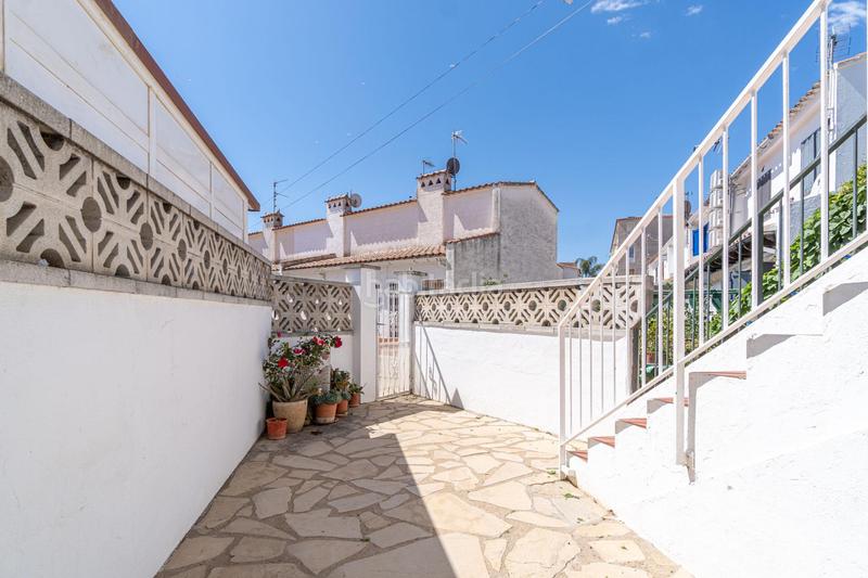 Foto 728d5e9e-3e4b-43a5-9d6b-bfff8f83304a. Casa a schiera con parcheggio in Sant Maurici Empuriabrava