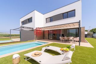Chalet in Sant Pere Pescador. Exclusiva casa moderna de obra nueva en el alt empordà, sant per