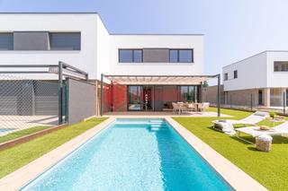 Chalet in Sant Pere Pescador. Exclusiva casa moderna de obra nueva en el alt empordà, sant per