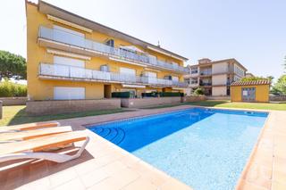 Apartament a Sant Pere Pescador. Piso planta baja con terraza y piscina comunitaria en sant pere