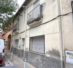 Casa adossada a Sant Pere Pescador. Casa adosada en el centro del pueblo de sant pere pescador