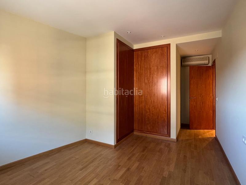 Foto 3e09bda7-8c37-4c22-ae7e-7e5f7fe8e424. Àtic amb calefacció aparcament a Creu de la Mà Figueres