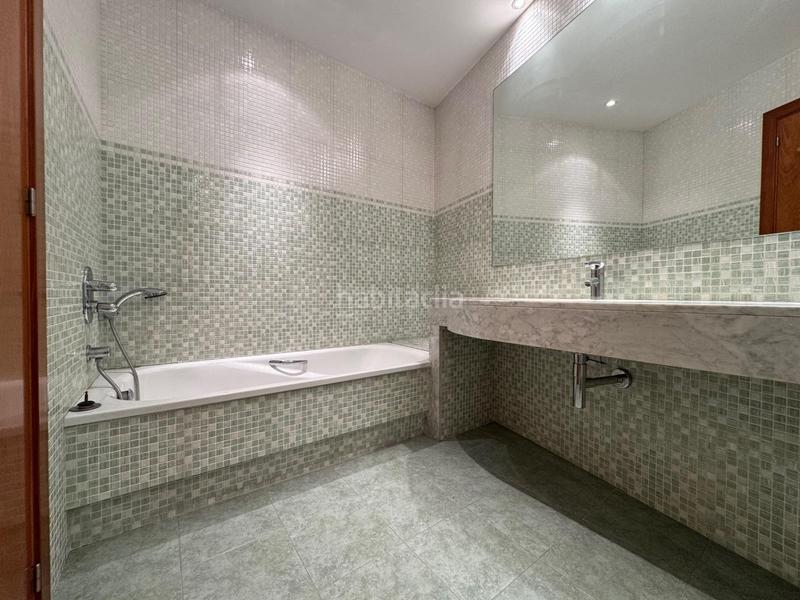 Foto e20c154c-9a69-4e58-87b6-734e5378c7f5. Àtic amb calefacció aparcament a Creu de la Mà Figueres