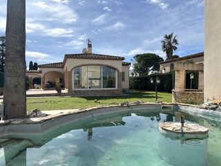 Casa en Sant Pere Pescador. Casa con jardín privado y mucha vida al aire libre en el port nà