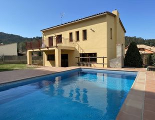 Xalet a Sant Llorenç de la Muga. Casa de 5 habitaciones con piscina, jardín y licencia turística