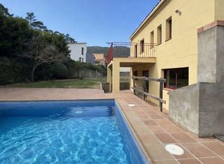 Chalet in Sant Llorenç de la Muga. Casa de 5 habitaciones con piscina, jardín y licencia turística