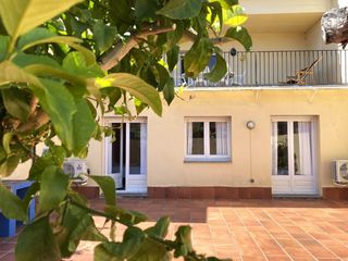 Casa adossada a Sant Pere Pescador. Casa adosada en sant pere pescador con garaje y terrazas