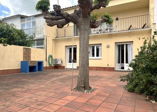 Casa a schiera in Sant Pere Pescador. Casa adosada en sant pere pescador con garaje y terrazas