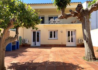 Casa adossada a Sant Pere Pescador. Casa adosada en sant pere pescador con garaje y terrazas