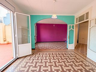 Maison jumelée à Centre. Propiedad con local incluido en el centro de figueres.