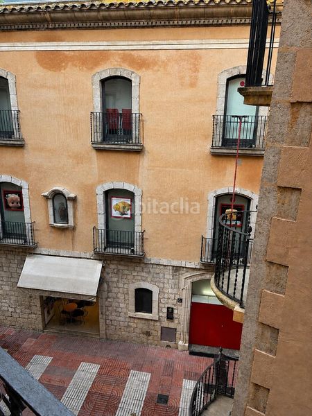 Foto 63e25564-7298-42a6-9ad4-9e1f6a2dc599. Edifici a carrer carrer portella a Centre Figueres
