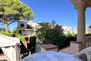 Casa a schiera in Sant Pere Pescador. Casa adosada esquinera con jardín a pocos metros del mar