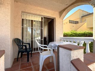 Casa a schiera in Sant Pere Pescador. Casa adosada esquinera con jardín a pocos metros del mar