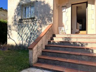 Casa adossada a Sant Pere Pescador. Casa adosada esquinera con jardín a pocos metros del mar