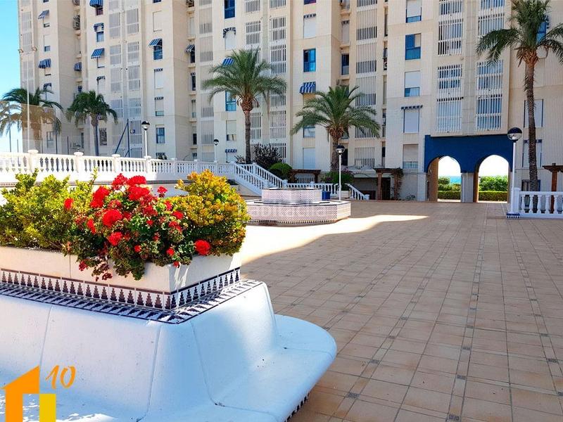 Foto 0bb0b5f5-ecc6-421c-9c86-4a0d51ea68f6. Pis amb aparcament piscina a Campello Playa Campello (el)