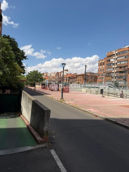 Foto f78d6f50-e796-4d1f-954d-e9f22e6c5f0a. Aparcament cotxe a Delicias Valladolid