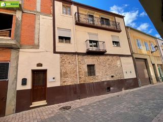 Casale in Roa. Vivienda de tres plantas con bodega en roa