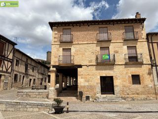 Masia a Plaza duques 9. Casa señorial en un enclave priviligiado.