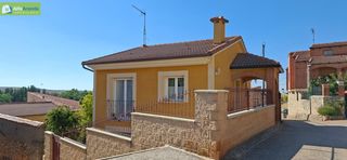 House  Costanilla. Seminueva vivienda con jardín en fuentenebro
