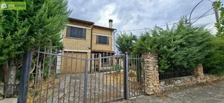 Chalet in Pedro bartolome 121. Amplio y acogedor chalet en zazuar por solo 159,900