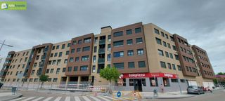 Rent Flat in Santo Domingo - La Estación. Vivienda de tres dormitorios con garaje y trastero