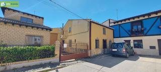 Masia a Calle la rem 6. Casa con patio y una gran nave almacen en el barrio de sinovas