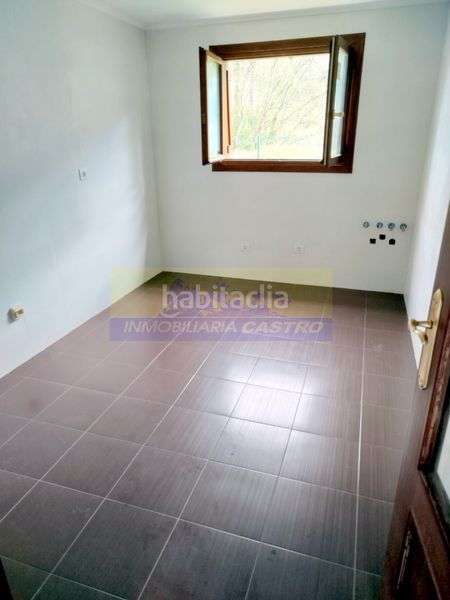 Foto 3442dca2-edc1-4d48-b3d2-2db1f2c8105c. Casa aparellada a Otañes-Talledo Castro - Urdiales