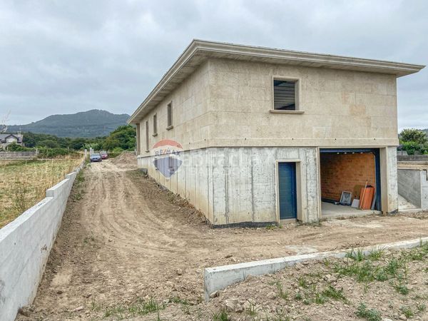 Foto 4f50f287-a229-456e-935e-c2a57a29a80d. Casa amb aparcament a Priegue Nigrán
