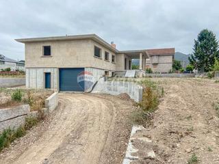 Casa  Rua do outeiro. Chalet de piedra en construcción