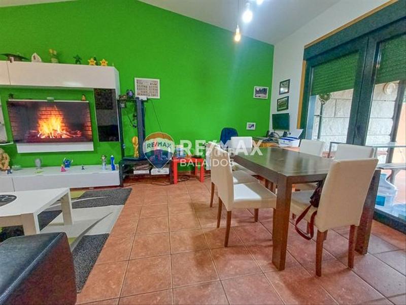 Foto 0f29abad-8847-4738-ba50-9aa75c20becf. Chalet para entrar a vivir..jardín y piscina en Ponteareas