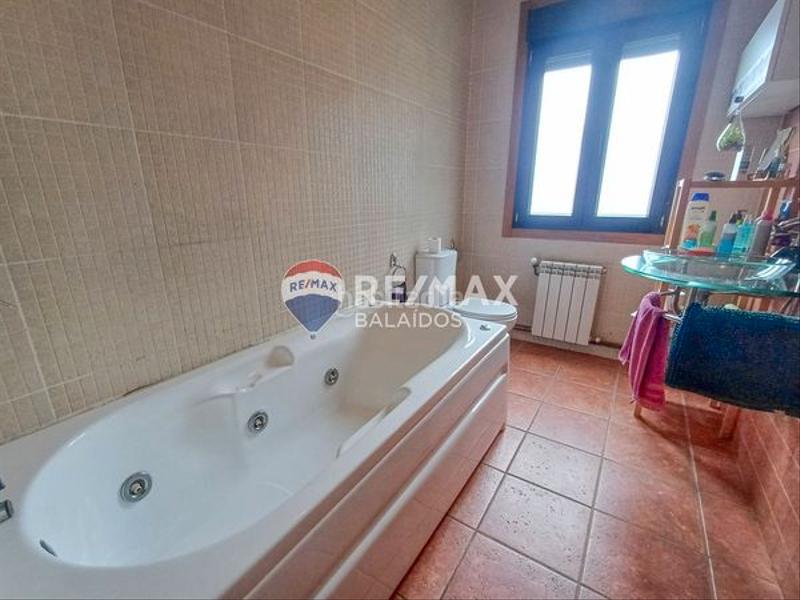 Foto 0f5d2afd-c80b-49d5-b623-74643ae03691. Chalet para entrar a vivir..jardín y piscina en Ponteareas