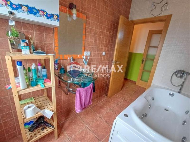 Foto 27f1c4f6-2ed1-4934-acea-3b780887a0b2. Chalet para entrar a vivir..jardín y piscina en Ponteareas