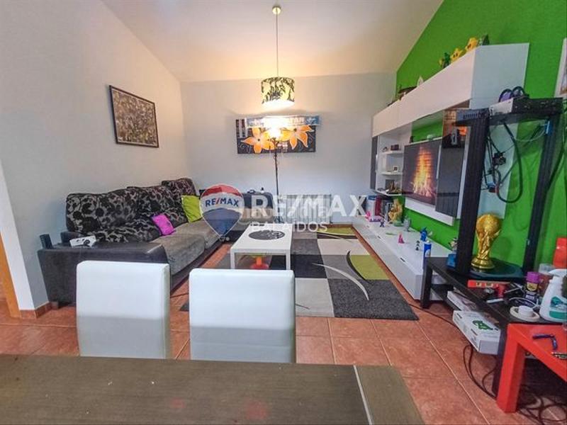 Foto 5e1e9ff9-1990-4875-9c69-b134a989842e. Chalet para entrar a vivir..jardín y piscina en Ponteareas