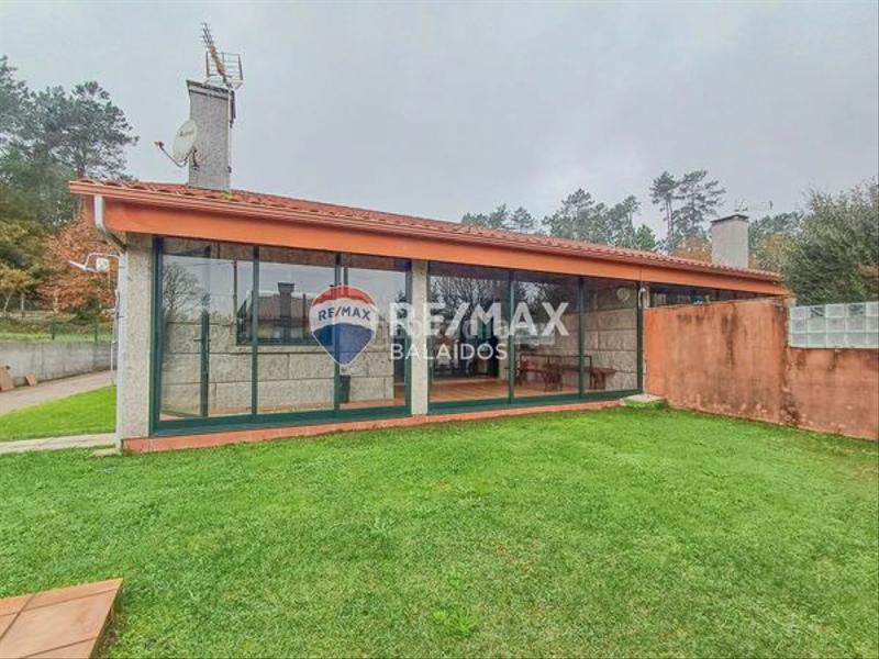 Foto ad8ab4d2-1c28-463b-b3ac-75613b036310. Chalet para entrar a vivir..jardín y piscina en Ponteareas