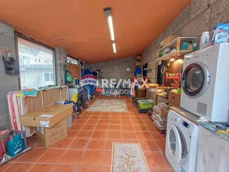 Foto c8c3e180-8b69-4612-8763-885176c26a94. Chalet para entrar a vivir..jardín y piscina en Ponteareas