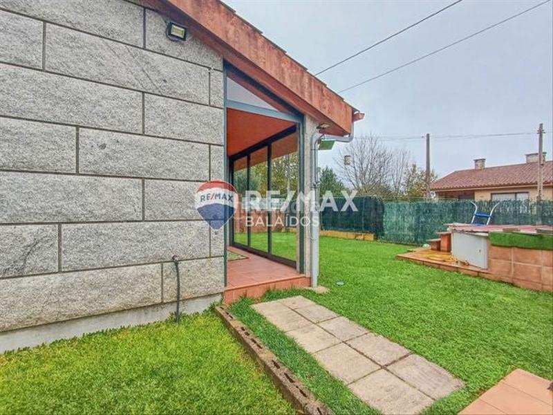 Foto d34967ba-4ad7-4b04-806f-580a67da9eac. Chalet para entrar a vivir..jardín y piscina en Ponteareas