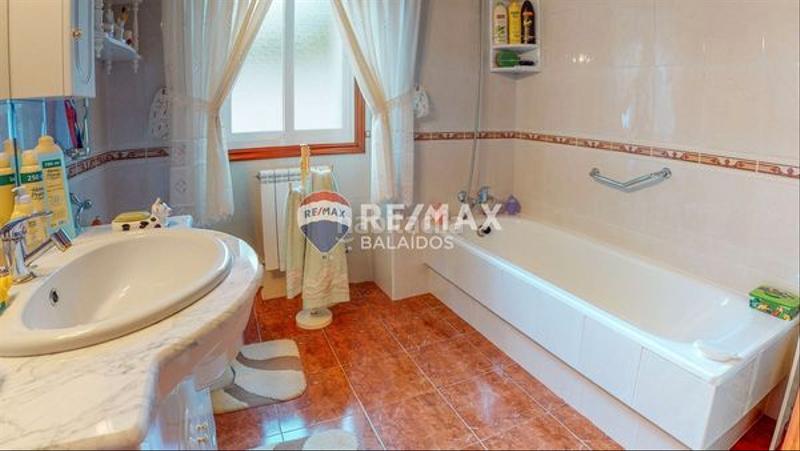 Foto 26b3855f-f5b7-467f-a7c6-e1570e4c17b3. Casa  con ascensor .. en Ponteareas