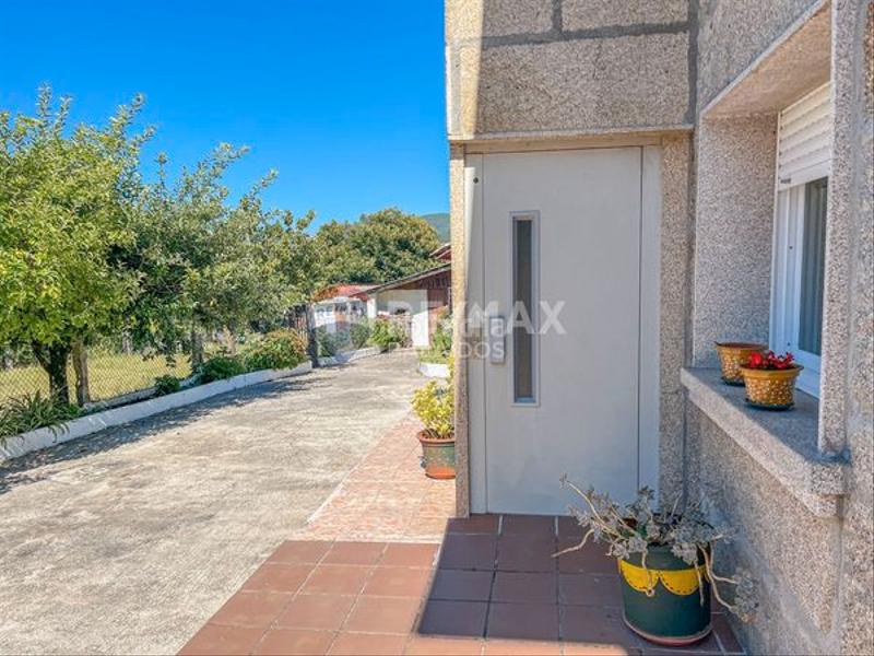 Foto 8e67f2c3-de07-4c41-8757-d59bb6323a4a. Casa  con ascensor .. en Ponteareas
